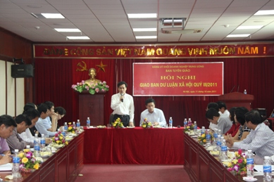 Đồng chí Nguyễn Quang Dương, Phó Bí thư Đảng ủy Khối phát biểu tại Hội nghị