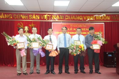 Trong dịp này, 45 đồng chí cán bộ của Đảng bộ Khối được tặng Kỷ niệm chương Vì sự nghiệp Kiểm tra của Đảng.