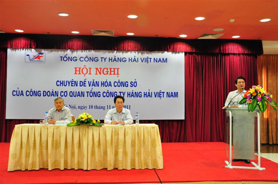 Các đồng chí Lãnh đạo và chủ trì Hội nghị