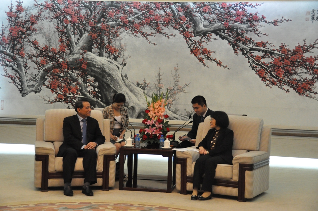 Đồng chí Trương Quang Nghĩa, Ủy viên TƯ Đảng, Bí thư Đảng ủy Khối Doanh nghiệp Trung ương trao đổi với đồng chí Dương Yến Dy, Trợ lý Trưởng Ban liên lạc Đối ngoại Đảng Cộng sản Trung Quốc