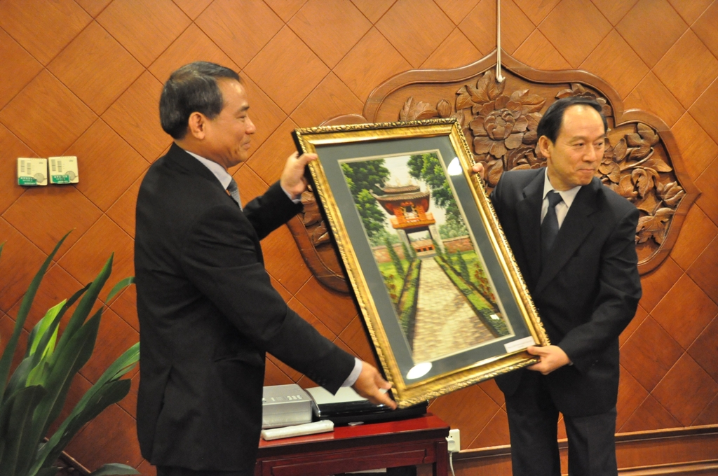 Đ/c Trương Quang Nghĩa Bí thư Đảng ủy Khối làm việc, tặng quà lưu niệm Đ/c Kim DƯơng, Phó Giám đốc Ủy ban Quản lý Giám sát tài sản Nhà nước Quốc vụ viện Trung Quốc