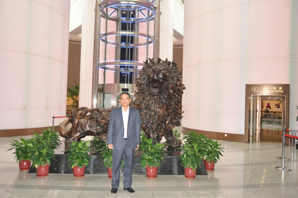 Đồng chí Trương Quang Nghĩa chụp ảnh lưu niệm thăm quan tháp truyền hình Đông Phương Minh Châu