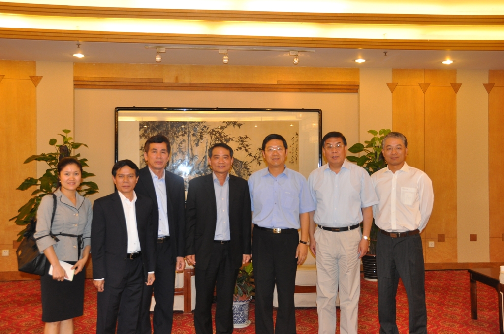 Trao đổi, tặng quà lưu niệm lãnh đạo Tập đoàn Sắt thép Bảo Sơn