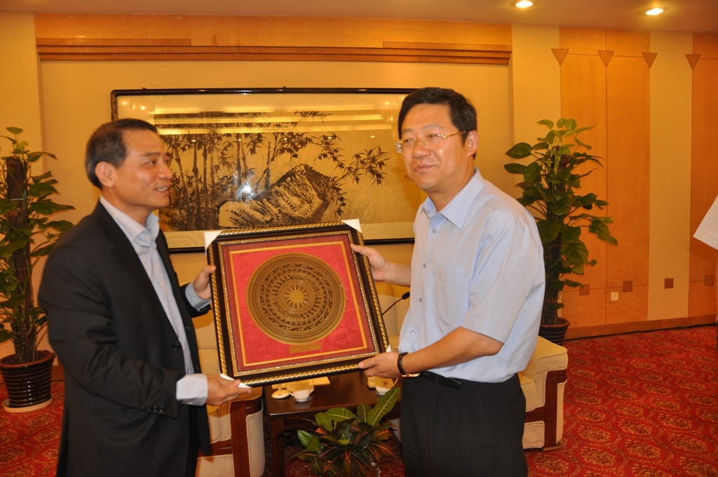 Tham quan, gặp gỡ cán bộ, công nhân viên Tập đoàn Sắt thép Bảo Sơn