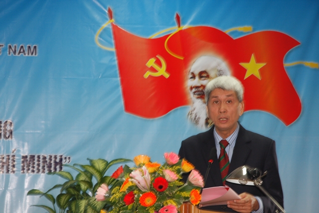 Đồng chí Lý Tân Huệ, Ủy viên Ban thường vụ, Trưởng Ban Tuyên Giáo, Phó Tổng Giám đốc Vicem báo cáo Tổng kết 05 năm thực hiện Cuộc vận động “ Học tập và làm theo tấm gương đạo đức Chủ tịch Hồ Chí Minh” của Tổng Công ty Công nghiệp Xi măng Việt Nam