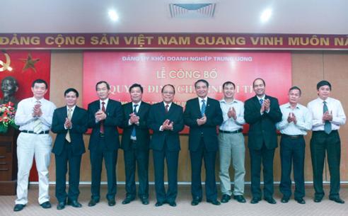 Các đồng chí đại biểu lãnh đạo của Đảng ủy Khối DNTƯ, đại diện Ban Tổ chức Trung ương,  Ủy ban Kiểm tra Trung ương, Ban cán sự Đảng Bộ Xây dựng chụp ảnh lưu niệm với  đồng chí Nguyễn Hiệp và đồng chí Nguyễn Đăng Nam