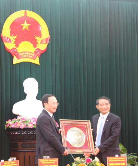 Đồng chí Trương Quang Nghĩa, Ủy viên Trung ương Đảng, Bí thư Đảng ủy Khối Doanh nghiệp Trung ương trao quà lưu niệm của Đảng ủy Khối tới đồng chí Bí thư Thành ủy Hải Phòng