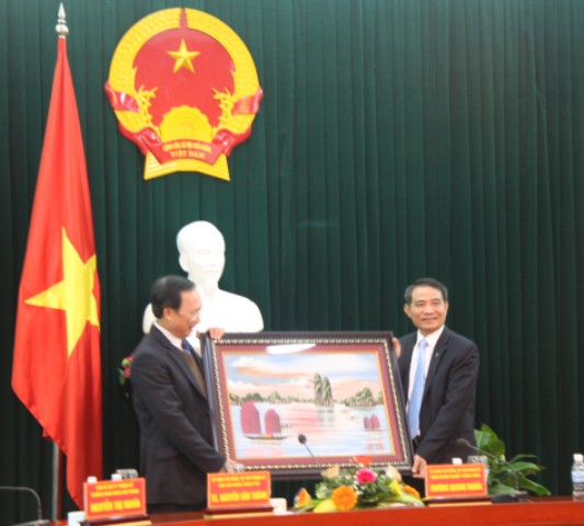 Đồng chí Nguyễn Văn Thành, Uỷ viên Trung ương Đảng, Bí thư Thành uỷ, Chủ tịch Hội đồng nhân dân thành phố tặng quà lưu niệm của Thành ủy Hải Phòng tới Đồng chí Trương Quang Nghĩa