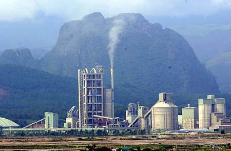 Một nhà máy xi măng sử dụng công nghệ lò quay