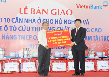 Chủ tịch HĐQT Phạm Huy Hùng trao biển tài trợ cho tỉnh Gia Lai.