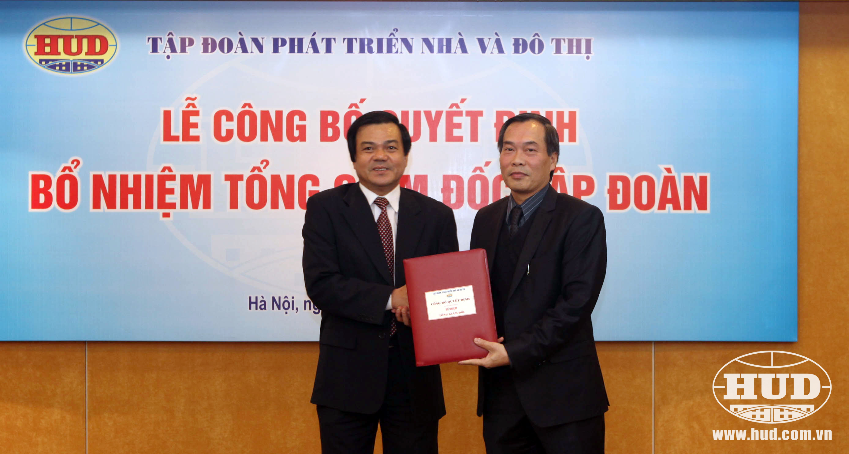 Chủ tịch Nguyễn Đăng Nam (bên phải) trao quyết định cho Tổng giám đốc Nghiêm Văn Bang.