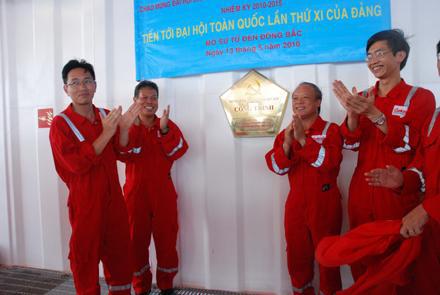 Gắn biển công trình chào mừng Ðại hội Ðảng toàn quốc lần thứ XI.