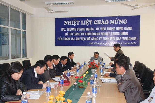 Đồng chí Trương Quang Nghĩa, Uỷ viên T.Ư Đảng, Bí thư Đảng ủy Khối doanh nghiệp T.Ư nghe các báo cáo của Lãnh đạo Tập đoàn Hóa chất Việt Nam và Công ty DAP-VINACHEM 