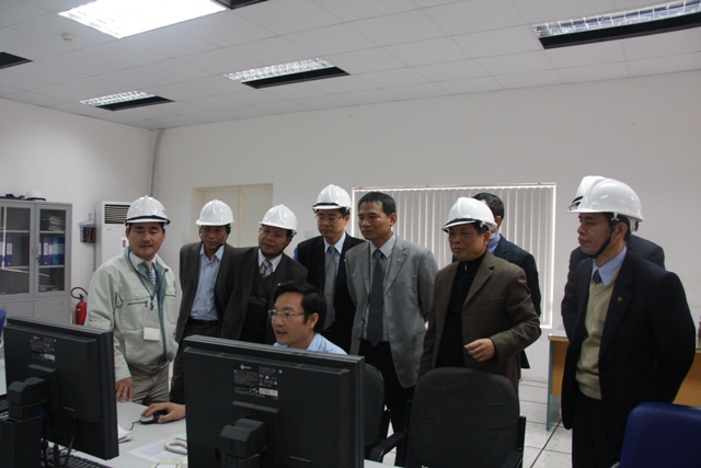 Đồng chí Bí thư Đảng ủy Khối và Đoàn đi thăm quy trình sản xuất của Công ty TNHH MTV DAP-VINACHEM