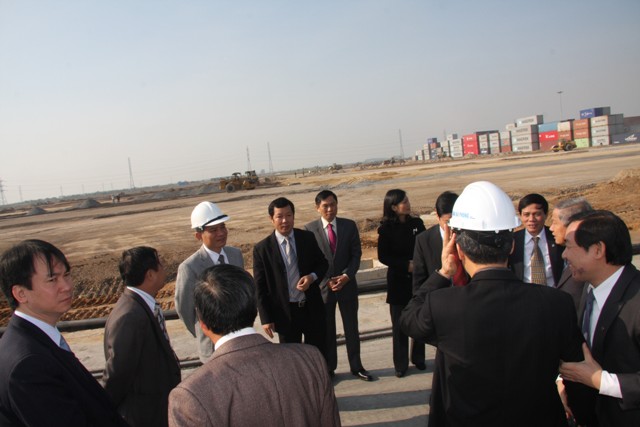 Đồng chí Bí thư Đảng ủy Khối và đoàn đến thăm Cảng Đình Vũ