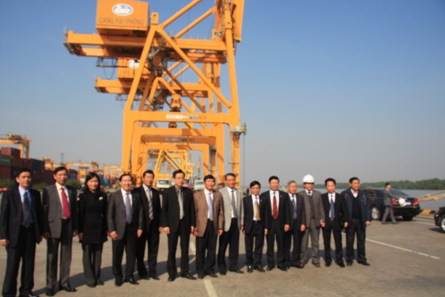 Toản thể đoàn chụp hình lưu niệm tại Cảng Hải Phòng kết thúc chuyến thăm tốt đẹp của Đồng chí Bí thư Đảng ủy Khối và đoàn công tác Đảng ủy Khối Doanh nghiệp Trung ương tại Hải Phòng