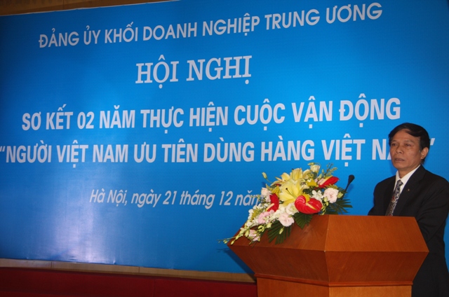 Đồng chí Đỗ Tiến Khang, Ủy viên Ban thường vụ Đảng ủy Khối đọc các quyết định khen thưởng của Đảng ủy Khối cho các tập thể và cá nhân được nhận khen thưởng