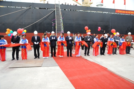 Cắt băng bàn giao tàu 12.500 tấn số 1