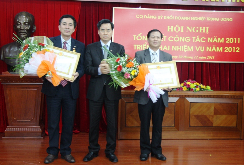 Tại hội nghị, đồng chí Nguyễn Quang Dương, Phó Bí thư Đảng ủy Khối DNTW, Bí thư Đảng ủy Cơ quan Đảng ủy Khối đã trao Huy hiệu 30 năm tuổi Đảng cho đồng chí Trần Thanh Khê, Ủy viên Ban Thường vụ, Trưởng Ban Tuyên giáo Đảng ủy Khối và đồng chí Lê Văn Long, Phó trưởng Ban Tuyên giáo Đảng ủy Khối./.