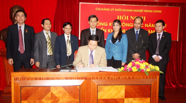 Đại diện các ban, đơn vị thuộc Cơ quan Đảng ủy Khối ký Giao ước thi đua năm 2012