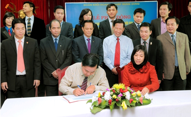 Các đại biểu tham gia ký kết giao ước thi đua hoàn thanh xuất sắc nhiệm vụ năm 2012.