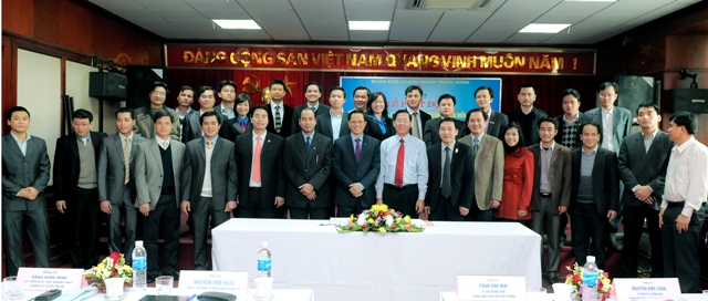 Các đại biểu tham dự Hội nghị chụp ảnh lưu niệm chúc mừng thành công của Hội nghị