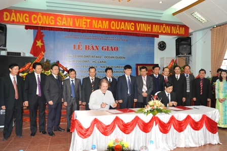 Ký biên bản bàn giao tàu cho Hanse Capital (CHLB Đức)