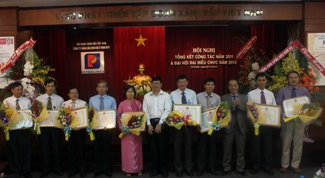 Trao tặng bằng khen và danh hiệu chiến sỹ thi đua của Bộ Công thương cho tập thể, CBCNV có thành tích xuất sắc