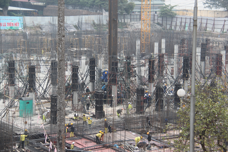 Không khí khẩn trương ngày đầu năm trên công trường