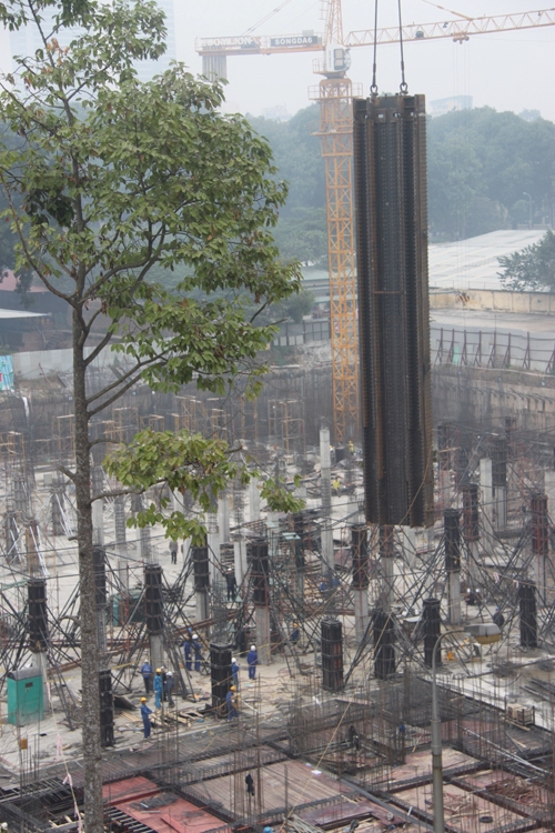 Cột thép khổng lồ được dựng lên