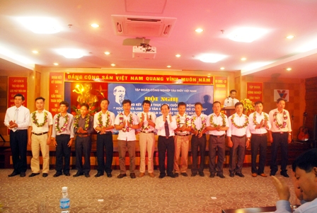 Biểu dương những gương mặt điển hình trong cuộc vận động Học tập và làm theo tấm gương đạo đức Hồ Chí Minh do Đảng ủy Tập đoàn Công nghiệp Tàu thủy Việt Nam phát động