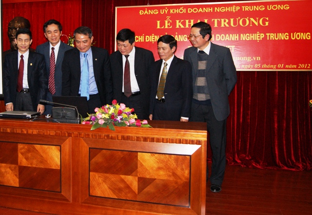 Đồng chí Bí thư Đảng ủy Khối đã bấm nút khai trương