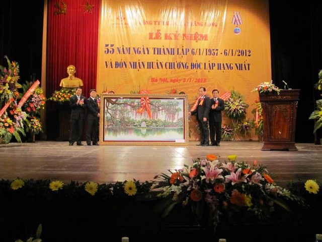 Đồng chí Nguyễn Thái Sinh, nguyên Chủ tịch HĐTV, Bí thư Đảng ủy Tổng Công ty Thuốc lá Việt Nam và Đồng chí Trần Sơn Châu, Phó Bí thư Đảng ủy, Tổng Giám đốc Tổng Công ty Thuốc lá Việt Nam trao tặng tranh kỷ niệm cho Công ty