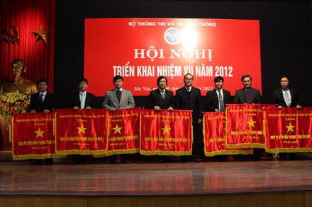 Phó Thủ tướng Nguyễn Thiện Nhân trao Cờ thi đua của Chính phủ cho các tập thể xuất sắc.