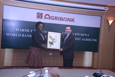 Hình ảnh trao quà lưu niệm giữa lãnh đạo hai bên