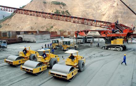 Thi công bê-tông đầm lăn trên Thủy điện Sơn La.