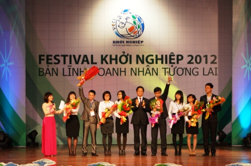 Các thí sinh nhận giải thưởng