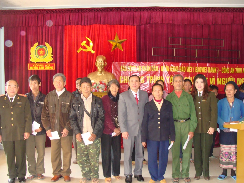 Ông Hoàng Đức Thành, đại diện BAOVIET Bank cùng đại diện Báo CAND, Công an huyện Con Cuông tại buổi lễ trao quà Tết cho bà con