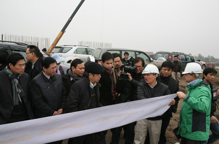 Tổng Giám đốc Nguyễn Quang Dũng nghe báo cáo tiến độ thi công tại Gói thầu số 7 thuộc tỉnh Hải Dương