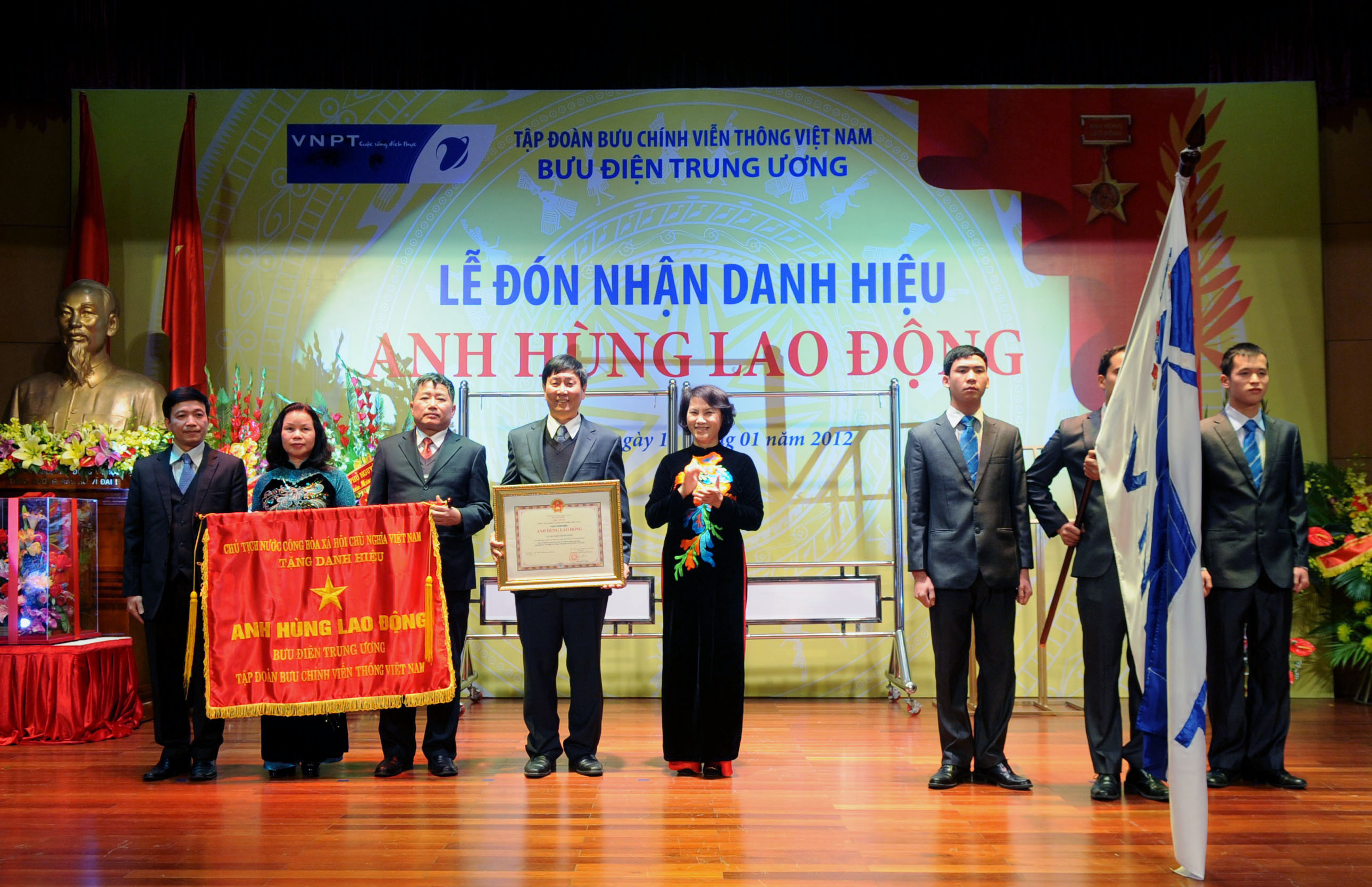 Thay mặt Đảng và Nhà nước, Bí thư Trung ương Đảng, Phó Chủ tịch Quốc hội Nguyễn Thị Kim Ngân trao Danh hiệu Anh hùng Lao động cho Bưu điện Trung ương - Ảnh: Ngọc Ninh