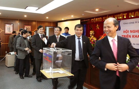 Các đại biểu và khách mời tham gia quyên góp ủng hộ 