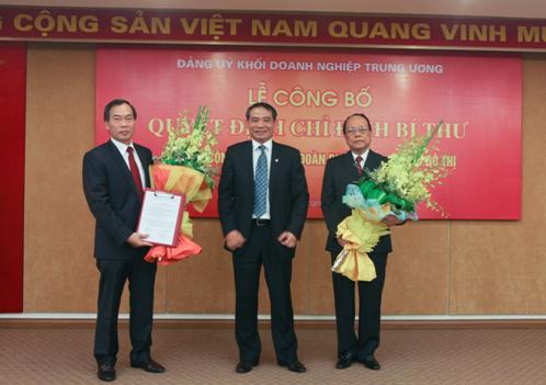 Đồng chí Trương Quang Nghĩa tặng hoa chúc mừng đồng chí Nguyễn Hiệp hoàn thành xuất sắc quá trình 46 năm công tác và trao Quyết định, tặng hoa chúc mừng đồng chí Nguyễn Đăng Nam được giao nhiệm vụ Bí thư Đảng ủy Tập đoàn.