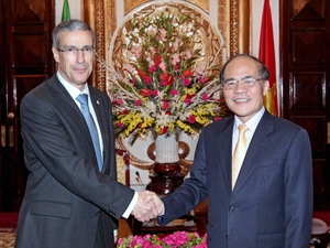 Chủ tịch Quốc hội Nguyễn Sinh Hùng đón Chủ tịch Thượng viện  Mexico, Ngài Jose Gonzalez Morfin. (Ảnh: Nhan Sáng/TTXVN)