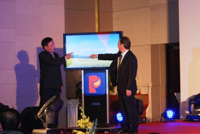 Lãnh đạo Tập đoàn Xăng dầu Việt Nam nhấn nút khai trương hệ thống nhận diện thương hiệu mới