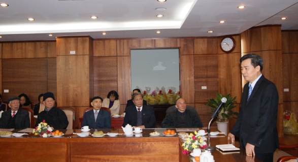 Đồng chí Phó Bí thư Đảng ủy Khối thông báo kết quả các mặt công tác năm 2011 và một số nhiệm vụ trọng tâm công tác năm 2012 của Đảng bộ Khối