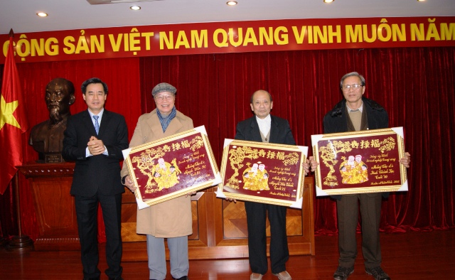 Các đồng chí cán bộ hưu trí cao tuổi nhận quà mừng thọ.