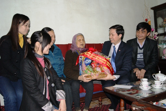 Các cụ đón nhận quà Tết.