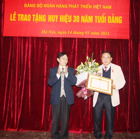 Đồng chí Đỗ Tiến Khang đã trao Huy hiệu 30 năm tuổi Đảng cho đồng chí Đàm Lê Kinh 