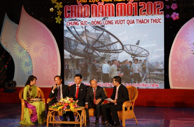 Giao lưu của Đồng chí Đỗ Văn Hậu, Phó Bí thư Đảng ủy, Tổng Giám đốc Tập đoàn Dầu khí Quốc gia Việt Nam; Đồng chí Phạm Huy Hùng, Bí thư đảng ủy, Chủ tịch HĐQT Ngân hàng TMCP Công thương VN và Đồng chí Trần Ngọc Thuận, Bí thư Đảng ủy, Tổng Giám đốc, Phụ trách HĐTV Tập đoàn Công nghiệp Cao su Việt Nam