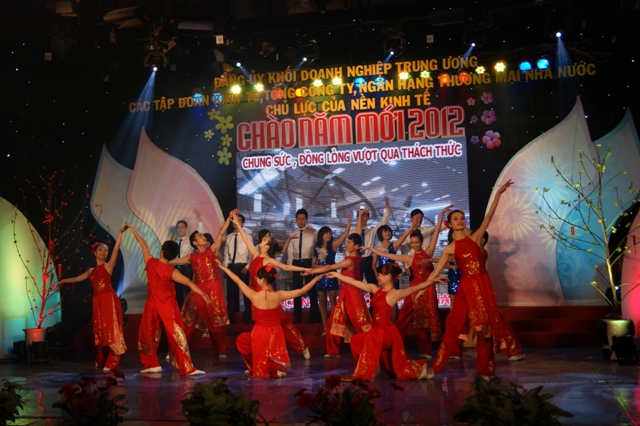 Các tiết mục văn nghệ đặc sắc do các đoàn nghệ thuật thuộc các Tập đoàn kinh tế, tổng công ty, ngân hàng thương mại nhà nước biểu diễn 